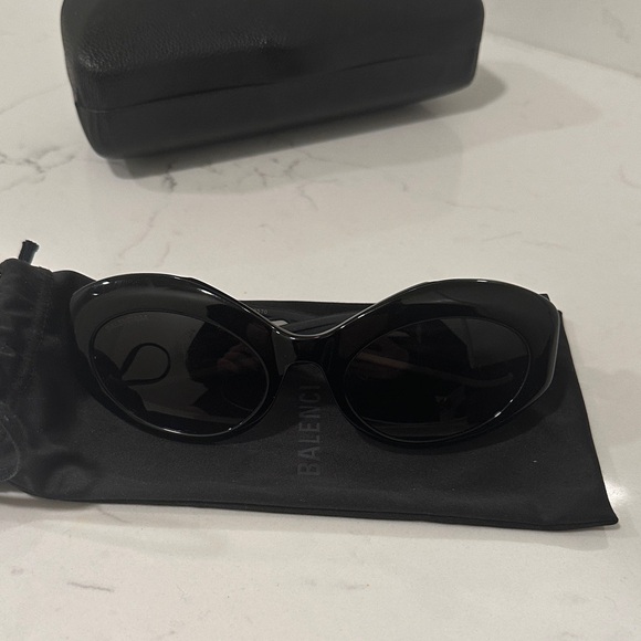 Balenciaga Women’s Green and Black Oval Sunglasses - Picture 7 of 7